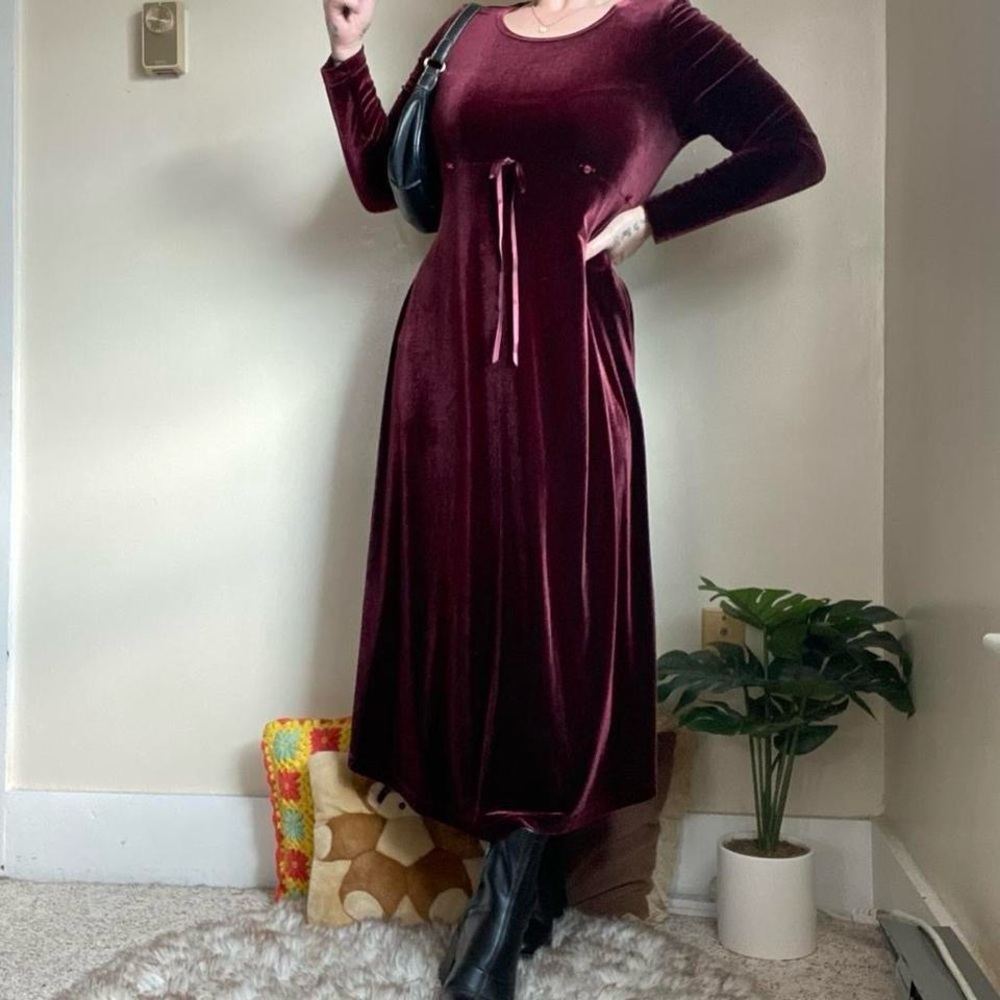 SOLDVintage deep red velvet long sleeve maternity dressSOLD - Picture 7 of 8